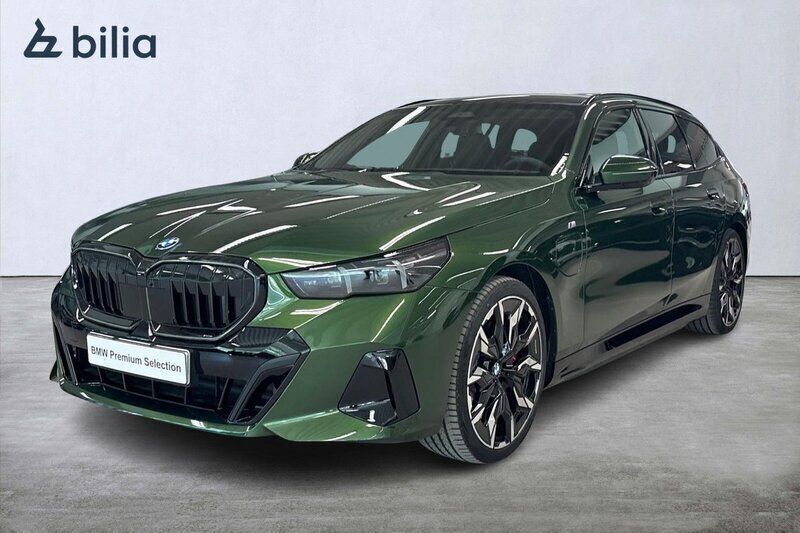 Grön (anglesey green metallic) Begagnad 2025 BMW 550e M Sport Kombi | 1 029 900 kr (Dyr) - Bild 1/4