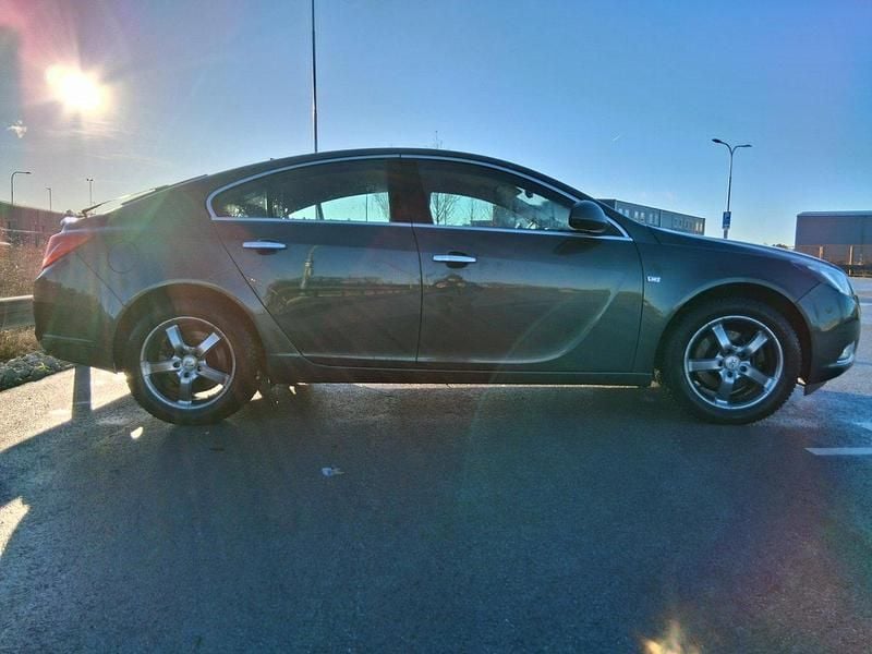 Grön Begagnad 2009 Opel Insignia Halvkombi | 37 000 kr (Bra pris) - Bild 1/3