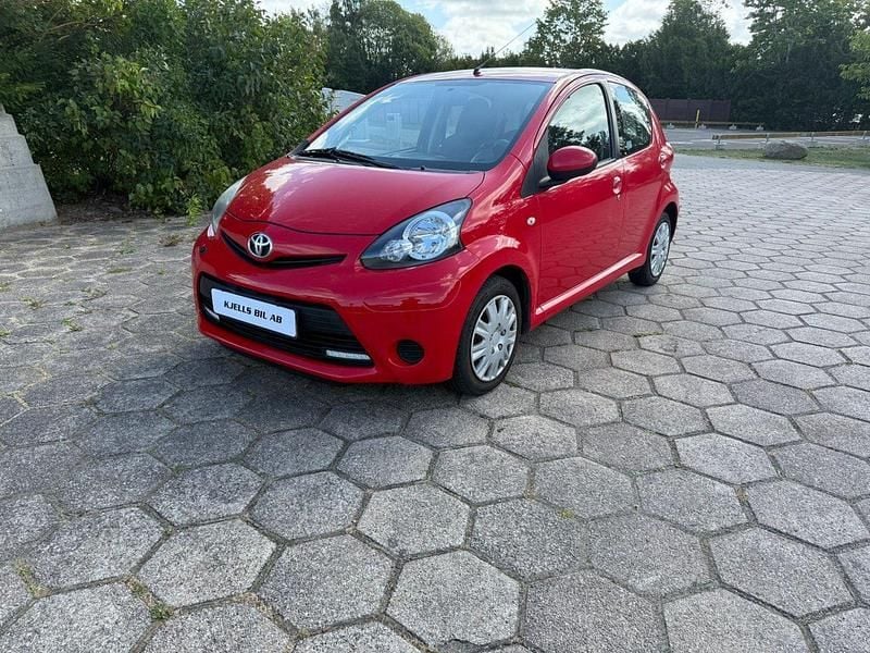 Röd Begagnad 2013 Toyota Aygo Halvkombi | 59 000 kr (Marknadspris) - Bild 1/4