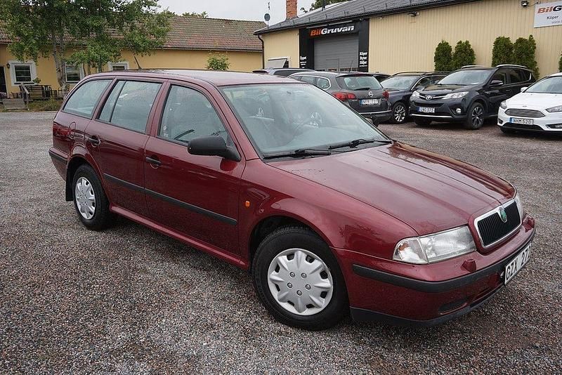 Mörkröd Begagnad 1999 Skoda Octavia Kombi | 29 900 kr - Bild 1/4