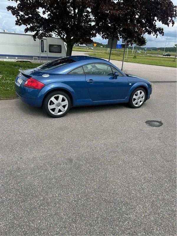 Blå Begagnad 2000 Audi TT Design Sportkupé | 45 000 kr (Marknadspris) - Bild 1/4