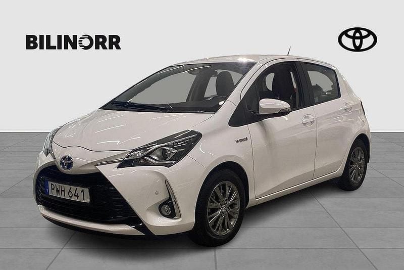 Vit Begagnad 2018 Toyota Yaris Hybrid Active Halvkombi | 169 200 kr (Bra pris) - Bild 1/3