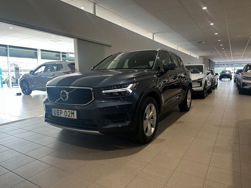 Mörkblå Begagnad 2021 Volvo XC40 Momentum SUV | 259 500 kr (Marknadspris) - Bild 1/4