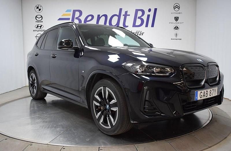 Svart Begagnad 2022 BMW iX3 Shadowline SUV | 414 500 kr (Lite dyr) - Bild 1/4