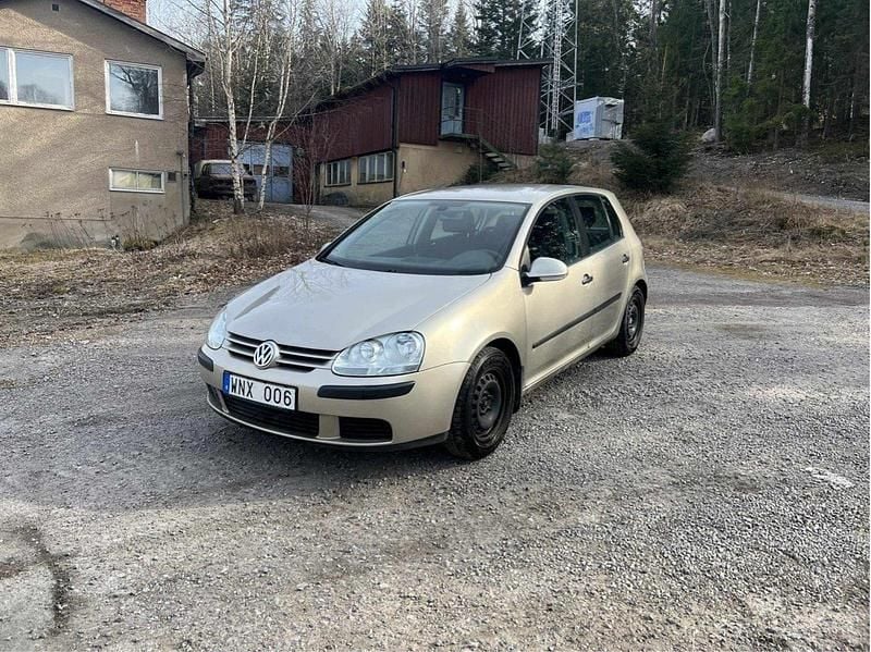 Brun Begagnad 2005 VW Golf V Halvkombi | 19 000 kr (Superpris) - Bild 1/4