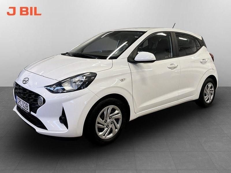 Vit Begagnad 2023 Hyundai i10 Essential Halvkombi | 144 900 kr (Marknadspris) - Bild 1/3