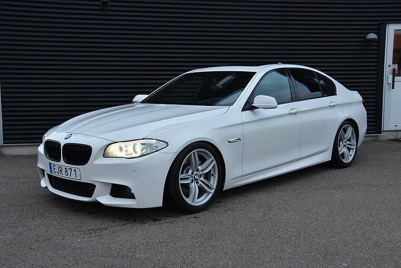 Vit Begagnad 2012 BMW 525 M Sport Sedan | 149 900 kr (Marknadspris) - Bild 1/4
