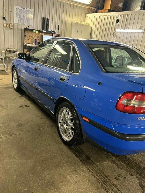 Blå Begagnad 2000 Volvo S40 Sedan | 20 000 kr (Lite dyr) - Bild 1/4