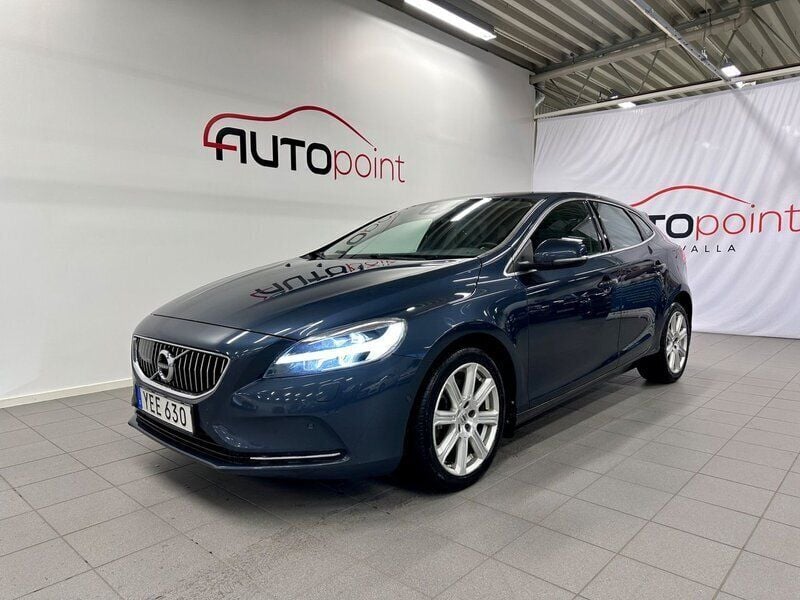 Mörkblå Begagnad 2016 Volvo V40 Business Edition Kombi | 169 000 kr (Marknadspris) - Bild 1/4