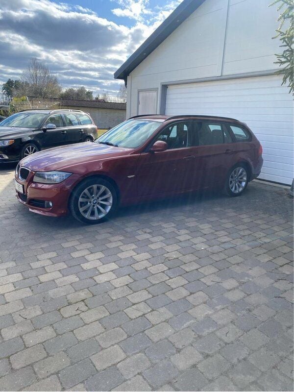Röd Begagnad 2011 BMW 320 Kombi | 70 000 kr (Lite dyr) - Bild 1/3