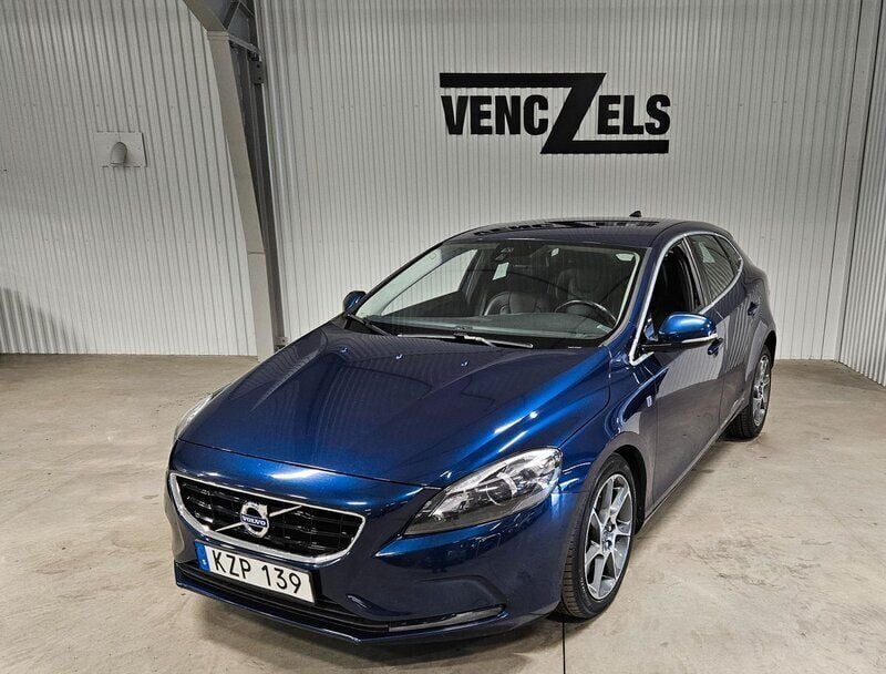 Blå Begagnad 2015 Volvo V40 Momentum Kombi | 169 000 kr (Marknadspris) - Bild 1/4