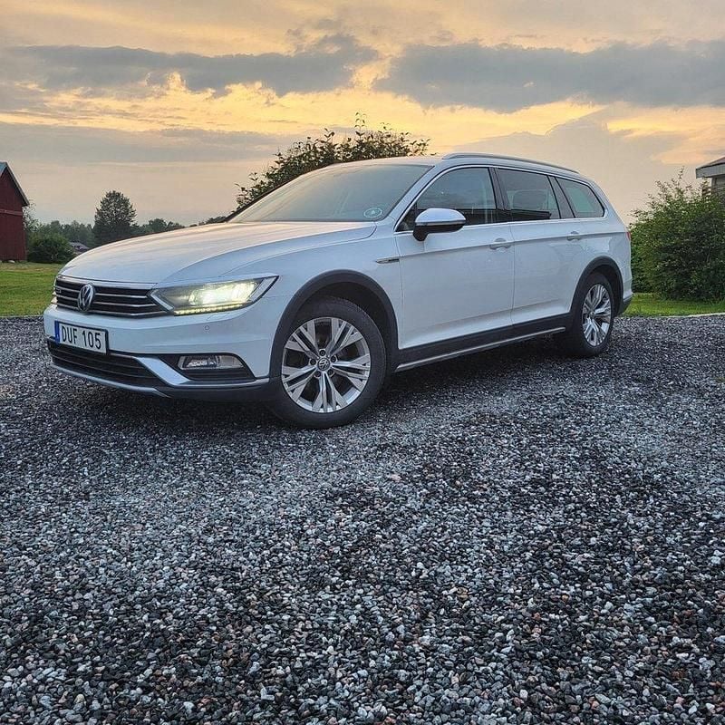 Vit Begagnad 2017 VW Passat Alltrack Kombi | 139 900 kr (Bra pris) - Bild 1/4