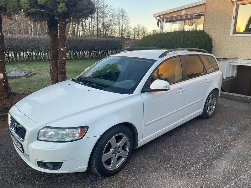 Vit Begagnad 2011 Volvo V50 Kombi | 45 900 kr (Marknadspris) - Bild 1/4