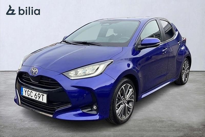 Blå Begagnad 2025 Toyota Yaris Hybrid Style Halvkombi | 299 900 kr (Lite dyr) - Bild 1/4