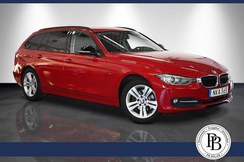 Röd Begagnad 2013 BMW 320 Sport Line Kombi | 154 900 kr (Lite dyr) - Bild 1/4