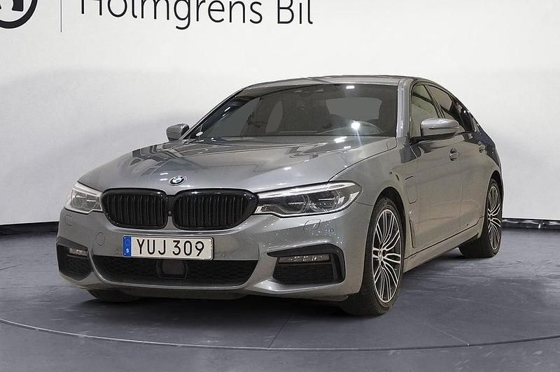 Blå Begagnad 2018 BMW 530e iPerformance Kombi | 284 500 kr (Dyr) - Bild 1/4