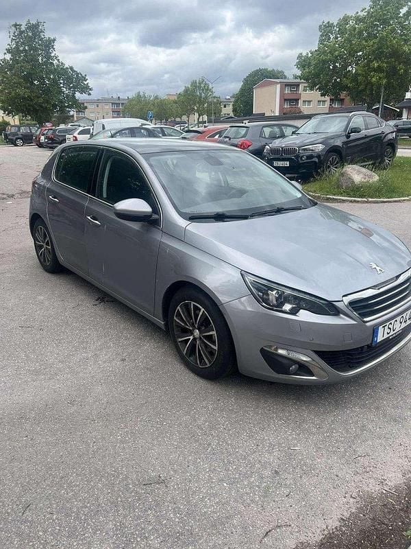 Grå Begagnad 2015 Peugeot 308 Halvkombi | 84 000 kr (Marknadspris) - Bild 1/4