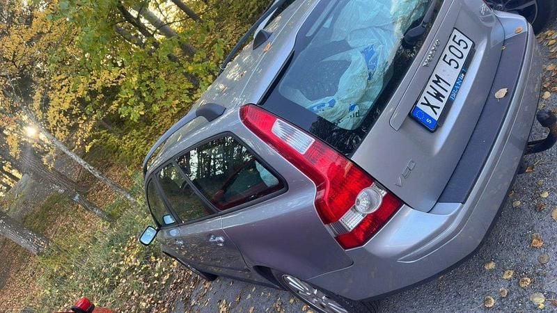 Silver Begagnad 2006 Volvo V50 Kombi | 39 000 kr (Bra pris) - Bild 1/4