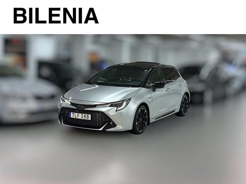 Silver Begagnad 2021 Toyota Corolla Hybrid Sport Halvkombi | 259 000 kr (Lite dyr) - Bild 1/4