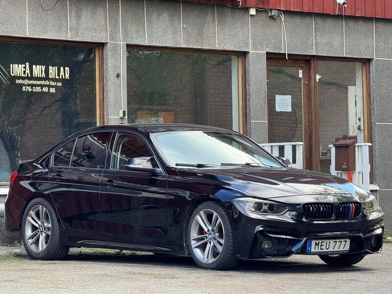 Svart Begagnad 2012 BMW 320 Sport Line Sedan | 139 000 kr (Dyr) - Bild 1/4