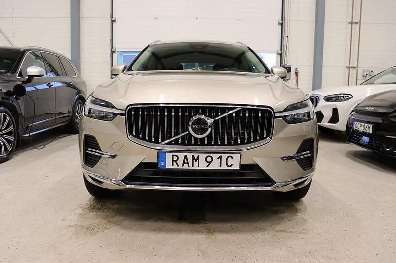 Begagnad Volvo XC60 Core 350 HK (257 kW) 2023 Grå SUV