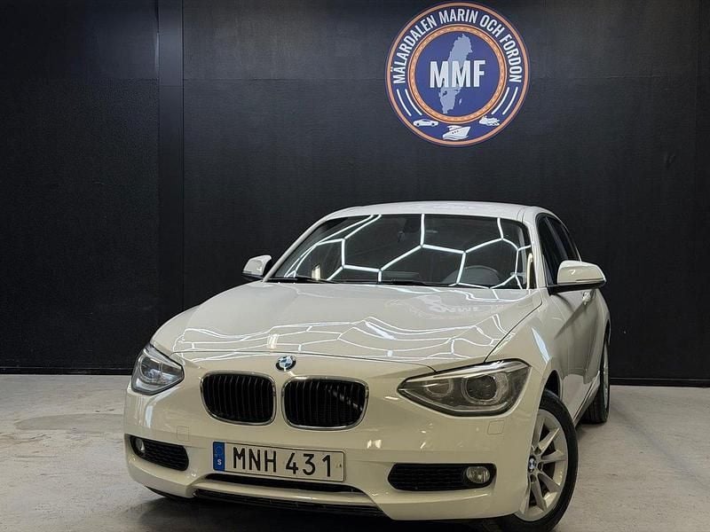 Vit Begagnad 2015 BMW 116 Halvkombi | 94 800 kr (Bra pris) - Bild 1/4