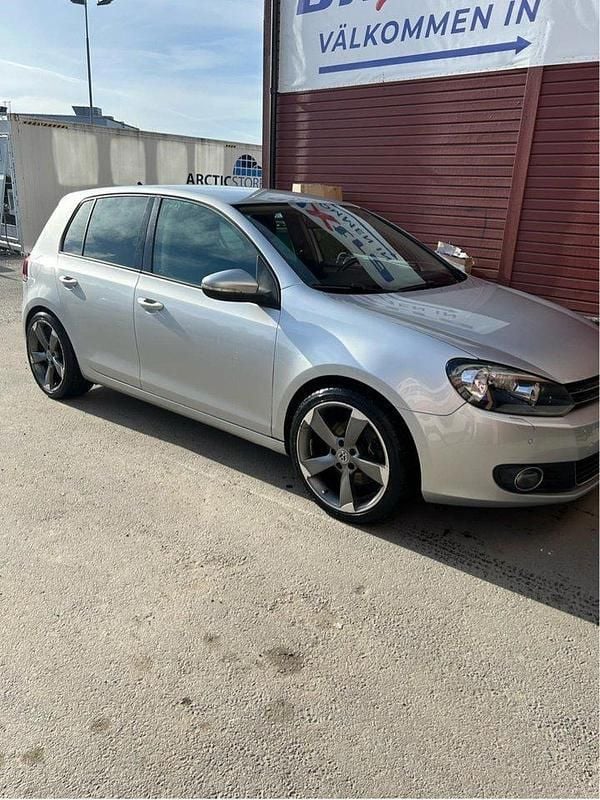 Silver Begagnad 2010 VW Golf VI Edition Halvkombi | 75 000 kr (Lite dyr) - Bild 1/4