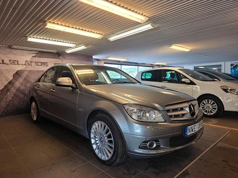 Grå Begagnad 2008 Mercedes C200 Sedan | 69 900 kr (Marknadspris) - Bild 1/4