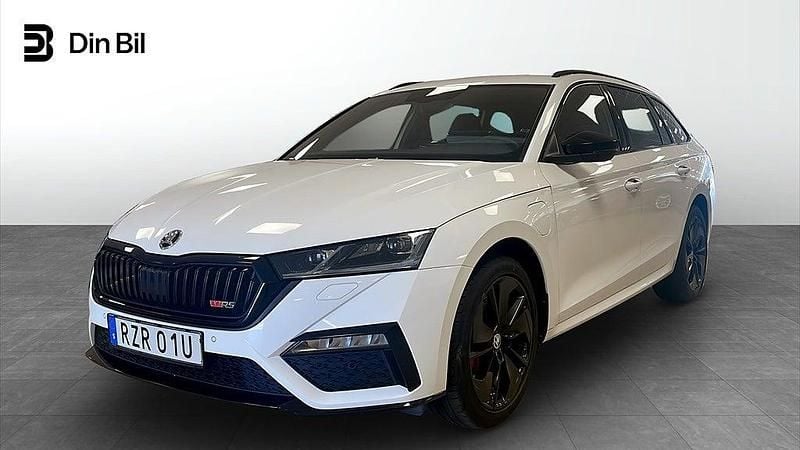 Vit Begagnad 2023 Skoda Octavia RS Kombi | 389 900 kr (Dyr) - Bild 1/4