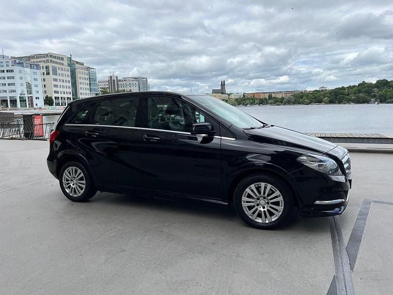 Svart Begagnad 2015 Mercedes 200 Halvkombi | 118 900 kr - Bild 1/4