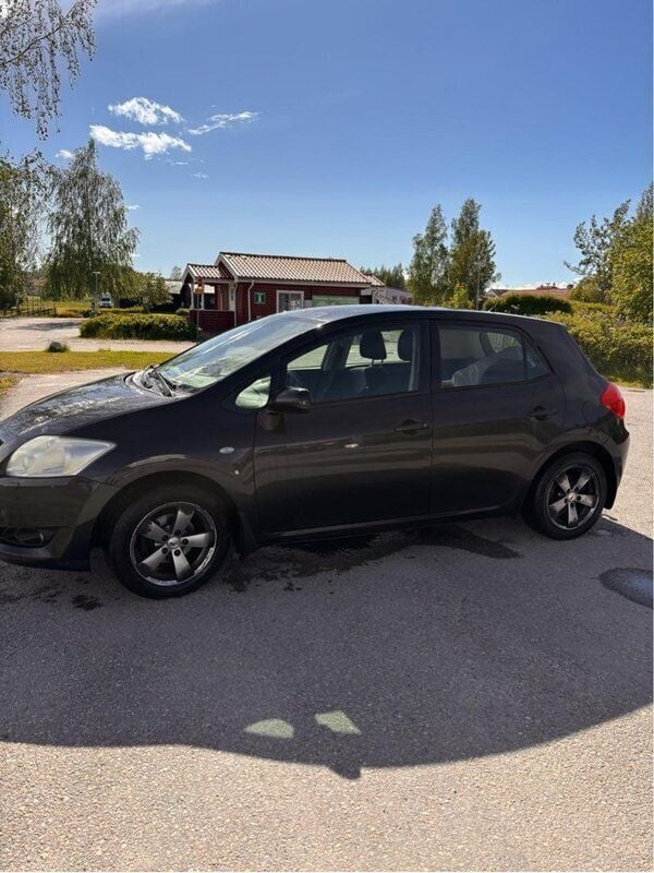 Svart Begagnad 2007 Toyota Auris Halvkombi | 25 000 kr (Bra pris) - Bild 1/1