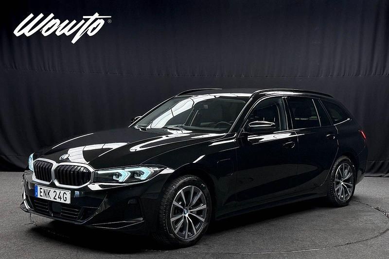 Svart Begagnad 2023 BMW 330e Kombi | 399 800 kr - Bild 1/3