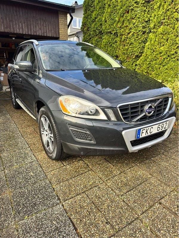 Grå Begagnad 2011 Volvo XC60 Summum SUV | 119 000 kr (Bra pris) - Bild 1/4