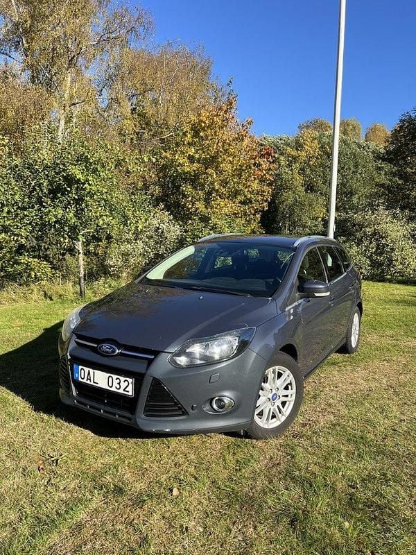 Grå Begagnad 2014 Ford Focus Titanium Kombi | 65 000 kr (Marknadspris) - Bild 1/4