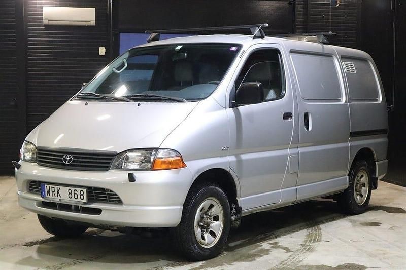 Begagnad Toyota HiAce 128 HK (94 kW) 2005 Silver Van