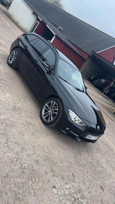Svart Begagnad 2013 BMW 320 Sport Line Kombi | 129 900 kr (Marknadspris) - Bild 1/3