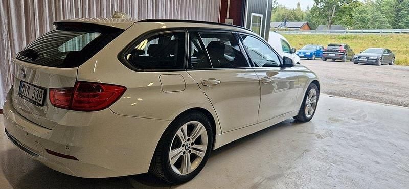 Vit Begagnad 2013 BMW 320 Sport Line Kombi | 99 000 kr (Lite dyr) - Bild 1/4