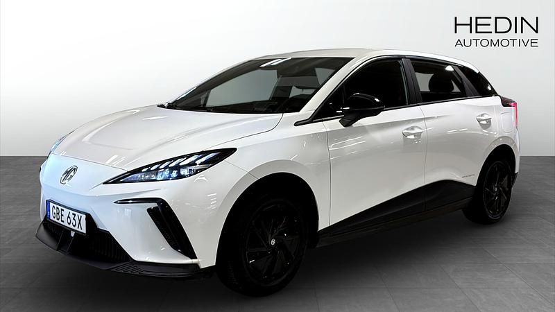 Vit (white) Begagnad 2023 MG MG4 EV Halvkombi | 259 900 kr (Marknadspris) - Bild 1/4