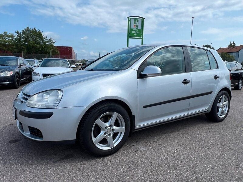 Silver Begagnad 2005 VW Golf IV Trendline Halvkombi | 32 900 kr (Lite dyr) - Bild 1/4