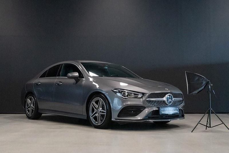 Mörkgrå Begagnad 2019 Mercedes CLA180 AMG Sedan | 289 000 kr (Marknadspris) - Bild 1/4