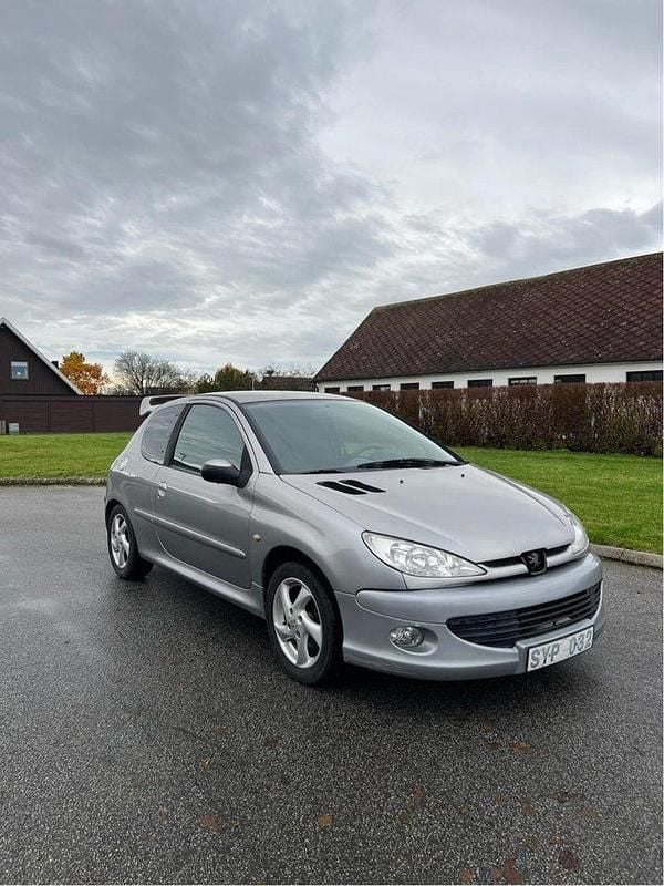 Grå Begagnad 2002 Peugeot 206 Halvkombi | 9 500 kr (Marknadspris) - Bild 1/4