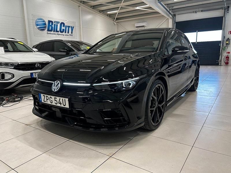 Svart Begagnad 2024 VW Golf VIII Black Edition Halvkombi | 569 900 kr - Bild 1/4