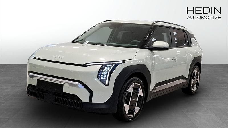 Grön (green) Ny 2025 Kia EV3 Plus SUV | 490 430 kr (Marknadspris) - Bild 1/4