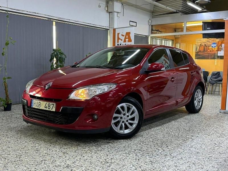 Röd Begagnad 2013 Renault Mégane III Halvkombi | 59 900 kr (Marknadspris) - Bild 1/4