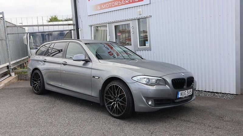 Grå Begagnad 2011 BMW 535 Kombi | 164 500 kr (Lite dyr) - Bild 1/4