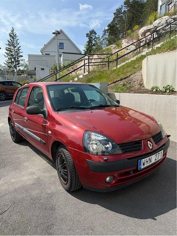 Röd Begagnad 2005 Renault Clio R.S. Expression Halvkombi | 20 000 kr (Marknadspris) - Bild 1/4