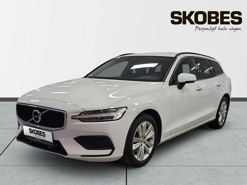 Begagnad Volvo V60 Momentum 192 HK (141 kW) 2020 Vit Kombi
