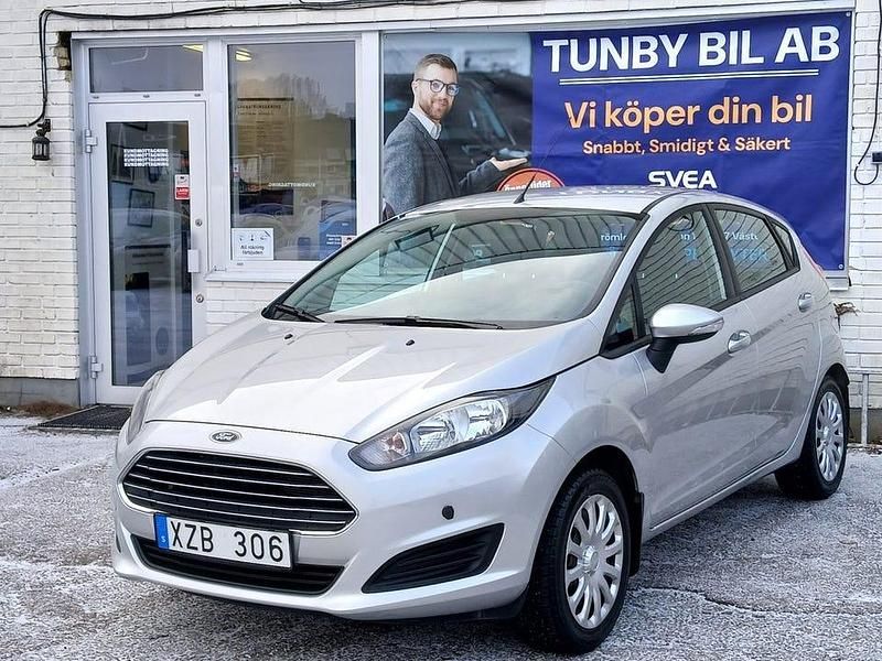 Grå Begagnad 2013 Ford Fiesta Halvkombi | 114 700 kr - Bild 1/4