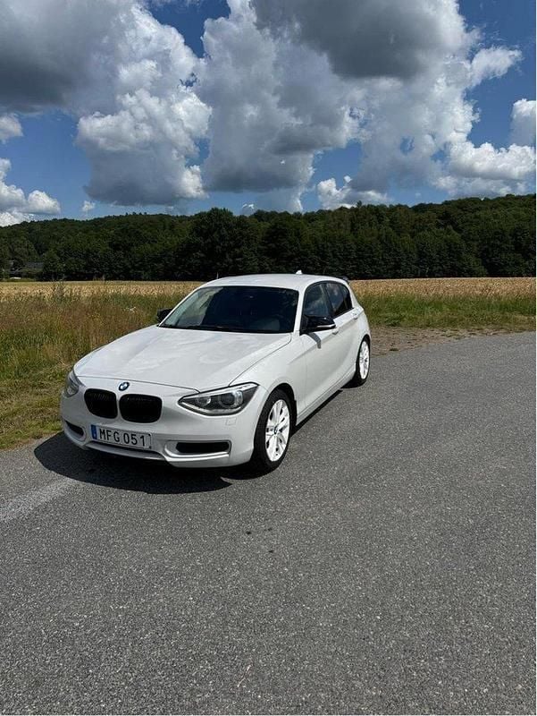 Vit Begagnad 2012 BMW 118 Urban Line Halvkombi | 100 000 kr (Marknadspris) - Bild 1/4