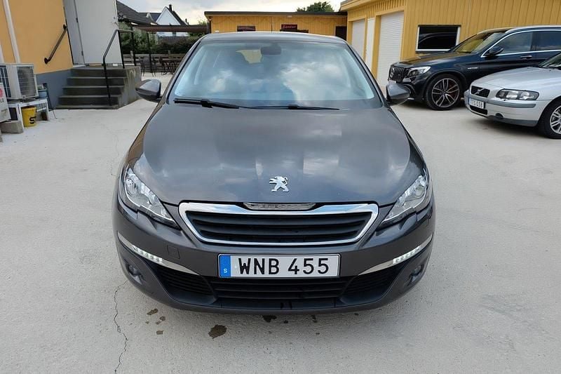 Grå Begagnad 2016 Peugeot 308 Active Halvkombi | 69 900 kr (Marknadspris) - Bild 1/4